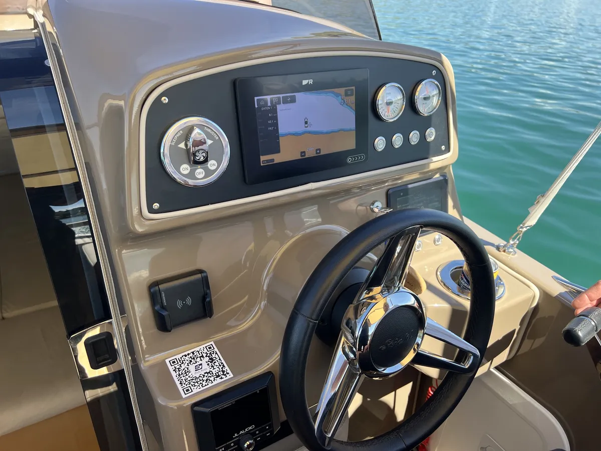 E-Volution 660 Elektroboot mit &uuml;bersichtlichem Steuerstand