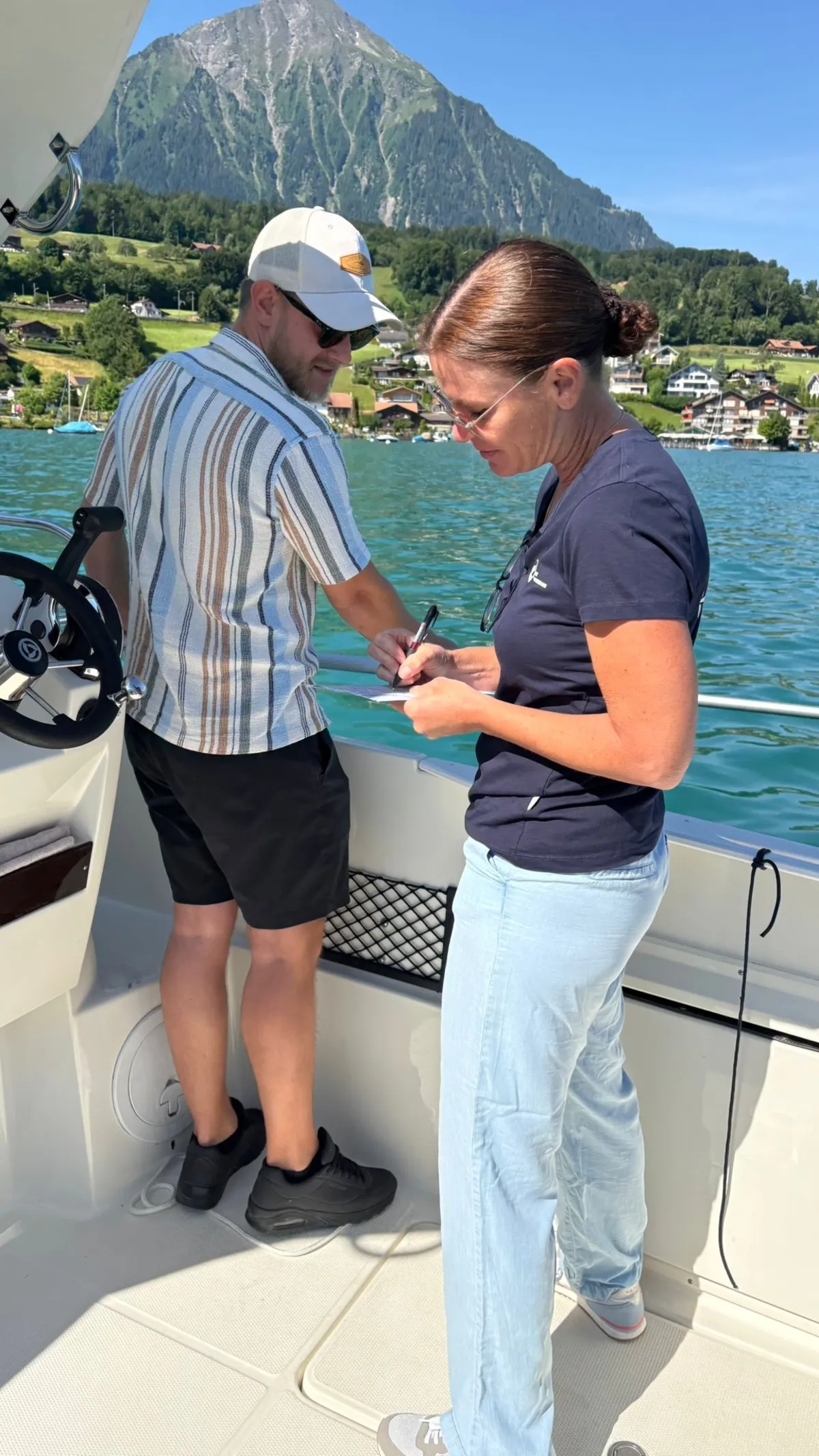 Expertin an der Pr&uuml;fung Sportbootf&uuml;hrerschein SBF SEE by Gehri Bootsschule am Thunersee.