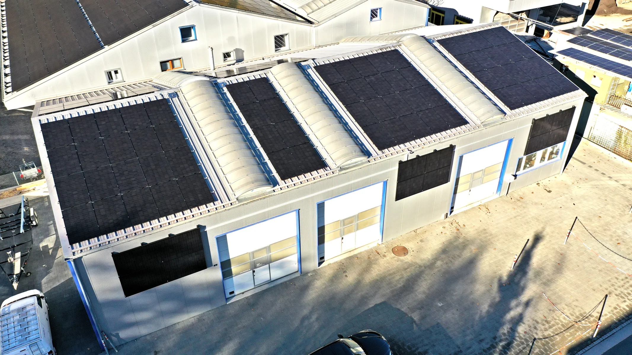 Solaranlage Gehri Bootsschule Thunersee mit Produktion von Solarenergie zur Kompensation von CO2 Emissionen welche im Bootsunterricht entstehen.