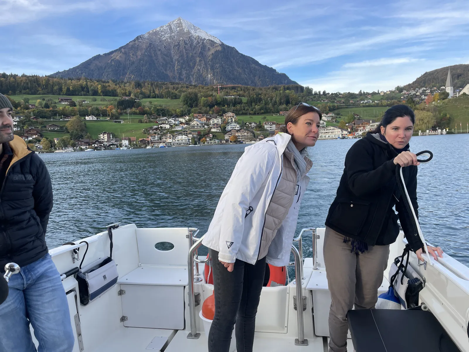 Erfolgreich: Am 29. Oktober 2023 mit der Expertin vor Faulensee am Thunersee f&uuml;r den Sportbootf&uuml;hrerschein SEE SBF f&uuml;r K&uuml;stengew&auml;ssern auf dem Meer.