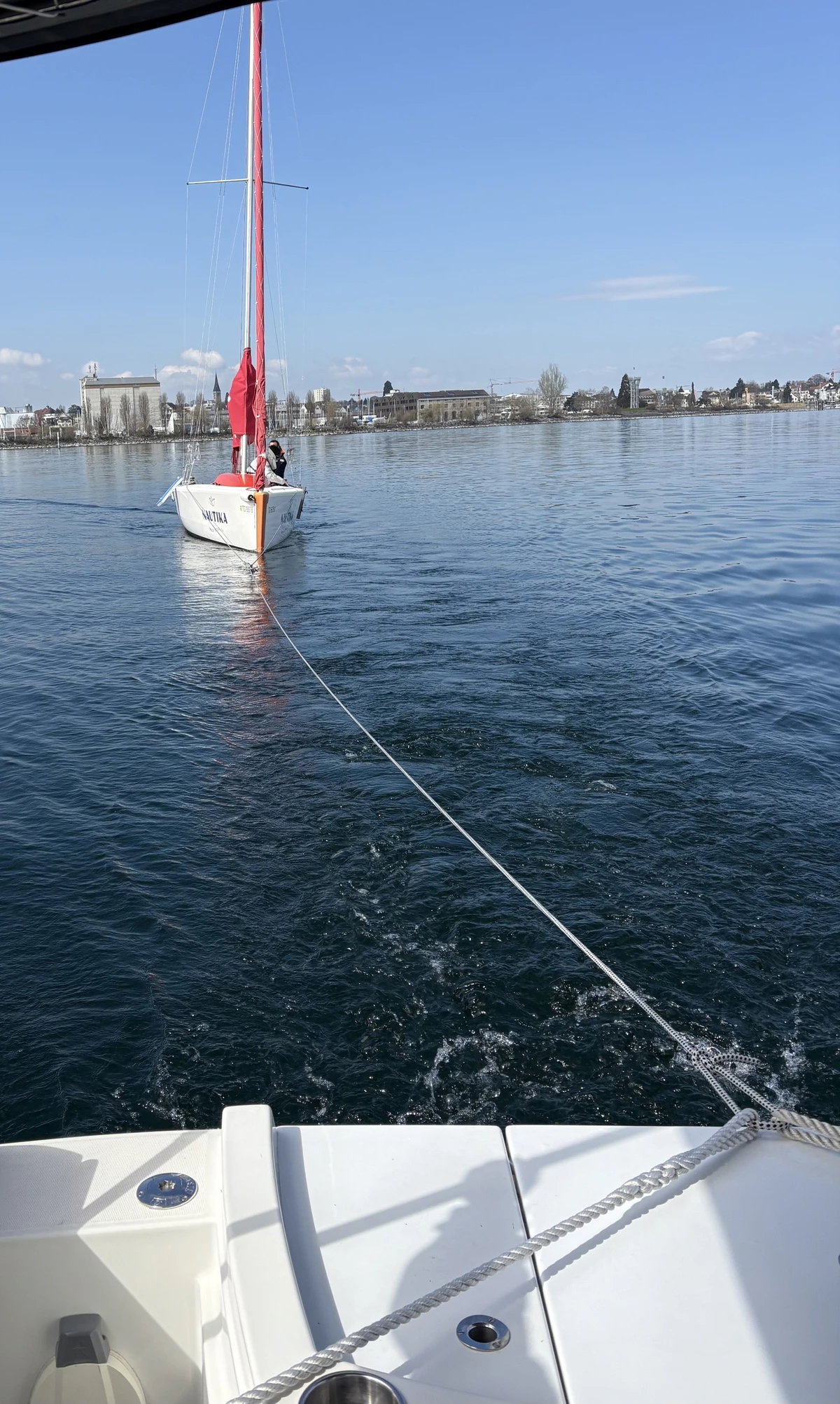 Weiterbildung zum Thema Sicherheit auf dem Wasser, Segelschiff abschleppen