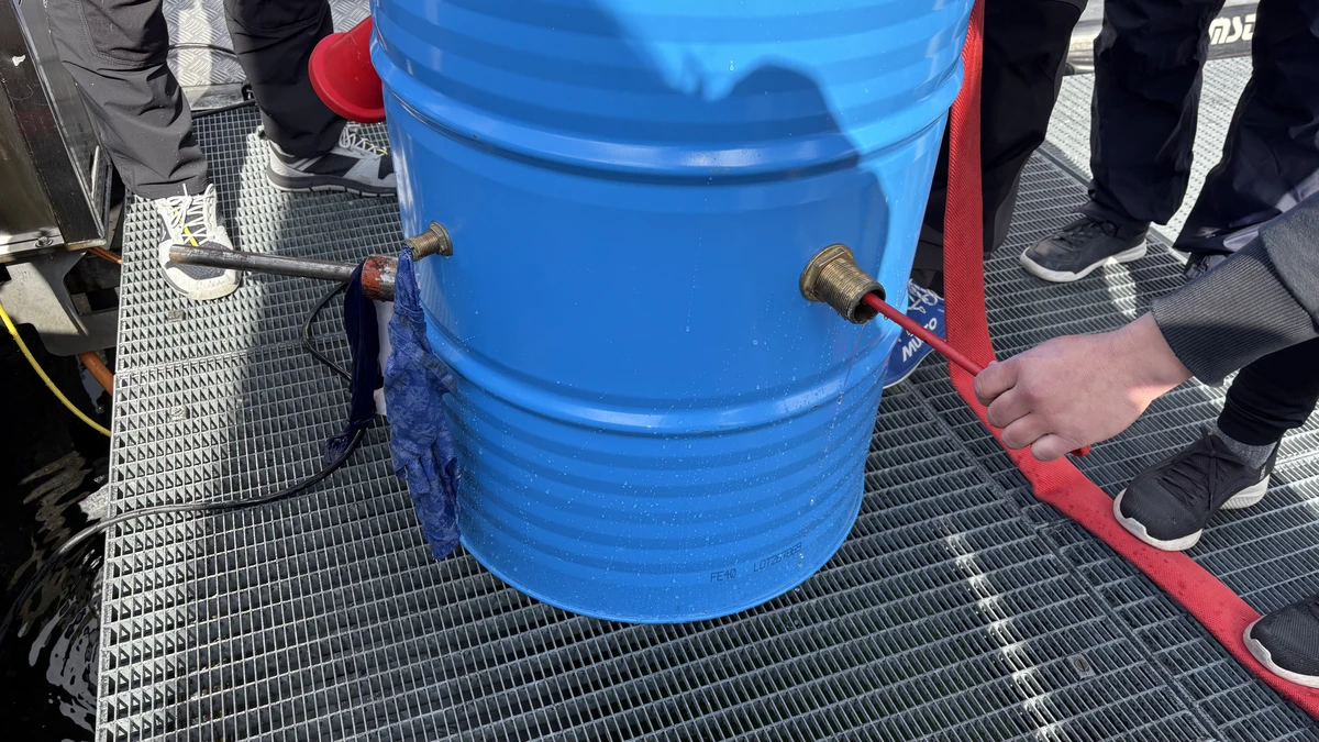 Weiterbildung zum Thema Sicherheit auf dem Wasser, Leck im Schiff bekämpfen