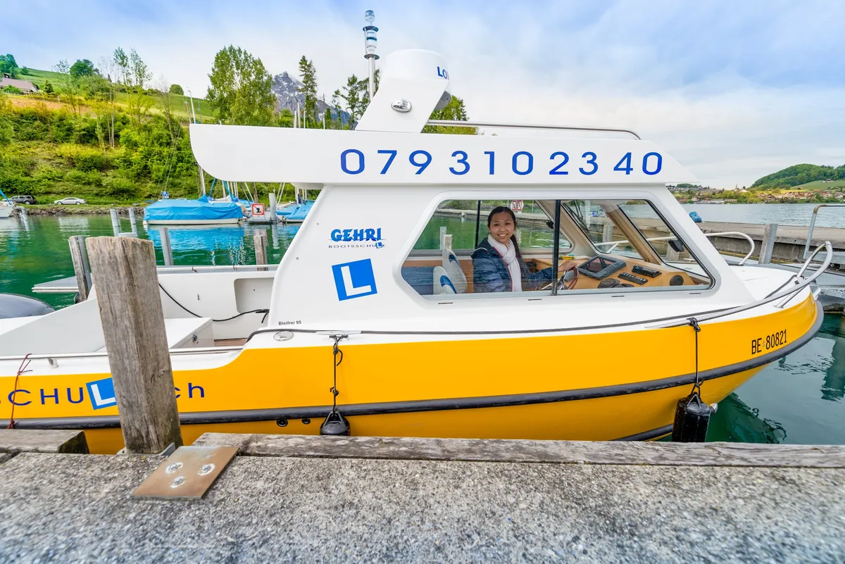 Anlegen am Pr&uuml;fungssteg Motorbootfahrschule Thunersee