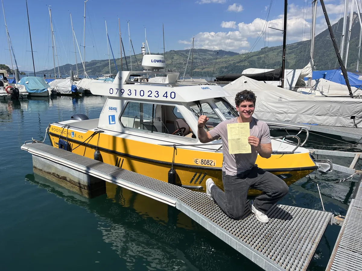 Lucas erfolgreiche Bootspr&uuml;fung am Thunersee f&uuml;r den Bootsf&uuml;hrerschein Kat. A