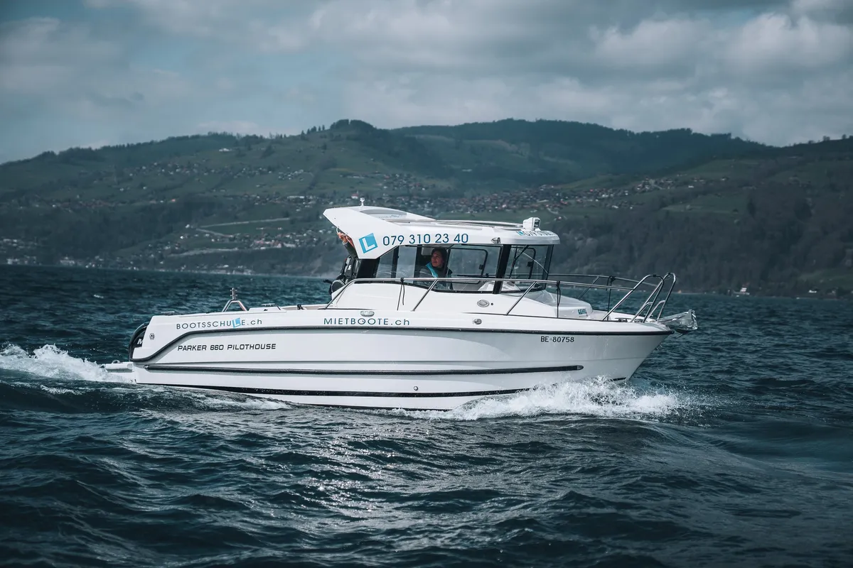 Freude am Bootsunterricht bei Gehri Bootsschule Thunersee