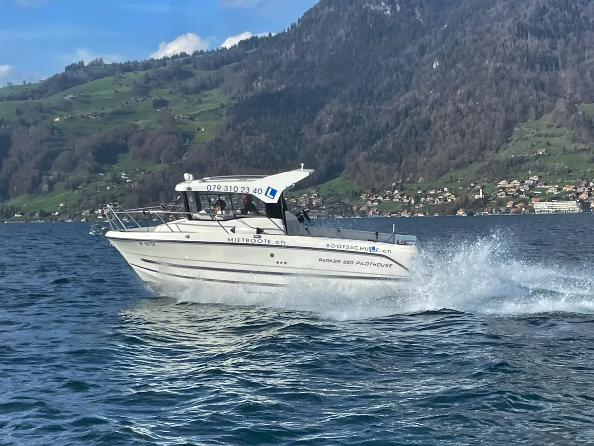 Unser Fahrschulschiff Parker 660 Pilothouse f&uuml;r die Bootspr&uuml;fung am Thunersee