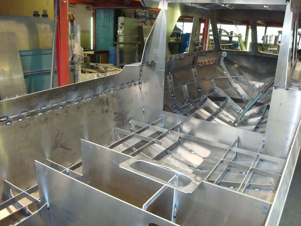 Aluminiumrumpf, f&uuml;r die harten Anforderungen des Motorbootunterrichts gebaut.