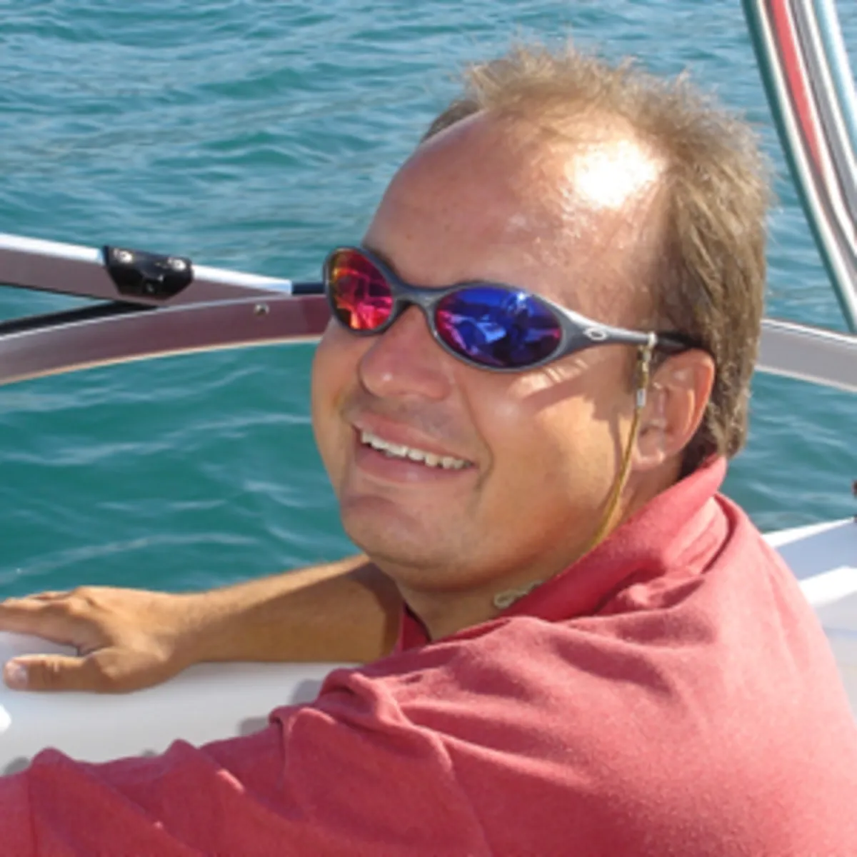 Bootsfahrlehrer Andreas Gehri erteilt praktischen Bootsunterricht f&uuml;r die Motorbootpr&uuml;fung Kat. A am Thunersee