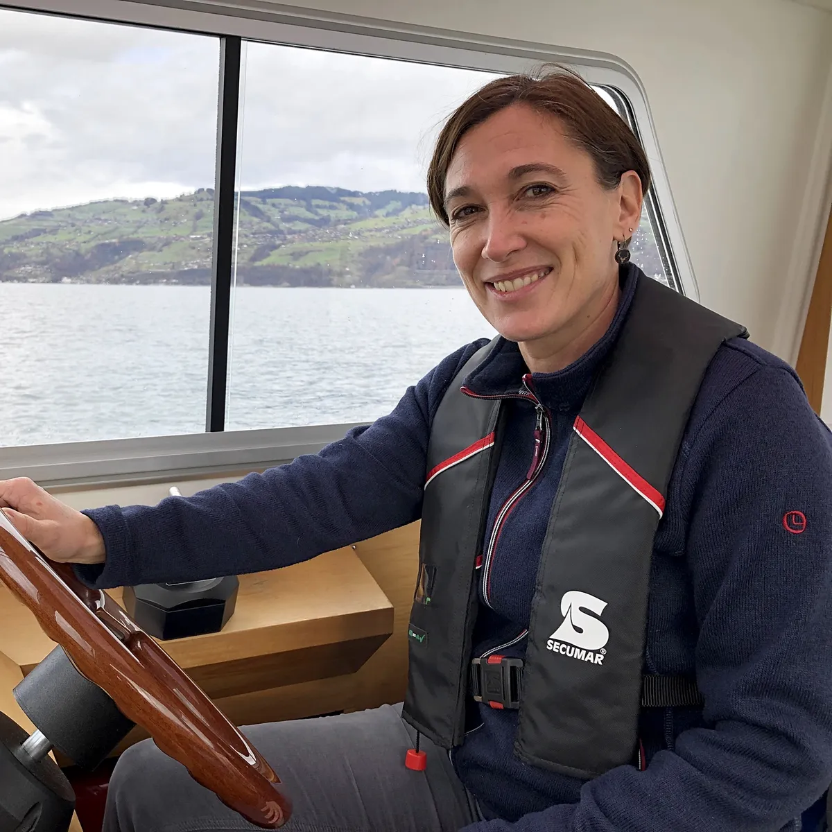 Bootsfahrlehrerin Karin erteilt Bootsunterricht f&uuml;r die praktische Bootspr&uuml;fung Kat. A am Thunersee