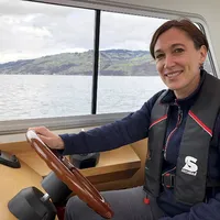 Bootsfahrlehrerin Karin S. erteilt Bootsunterricht mit Bootspr&uuml;fung am Thunersee