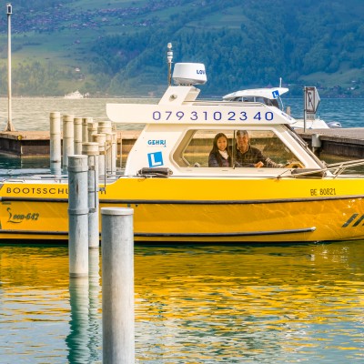 Bootsfahrunterricht mit praktischer Bootsprüfung Motorboot Kat. A bei Gehri Bootschule Thunersee.
Mit der Motorbootschule Thunersee direkt zum Erfolg.