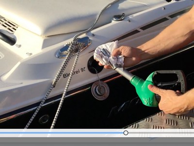 Ein Video Tutorial zeigt Ihnen wie ein Sportboot mit Innenbord Benzinmotor an einer Seetankstelle sicher ohne Gewässerverschmutzung betankt werden kann. Vorschau